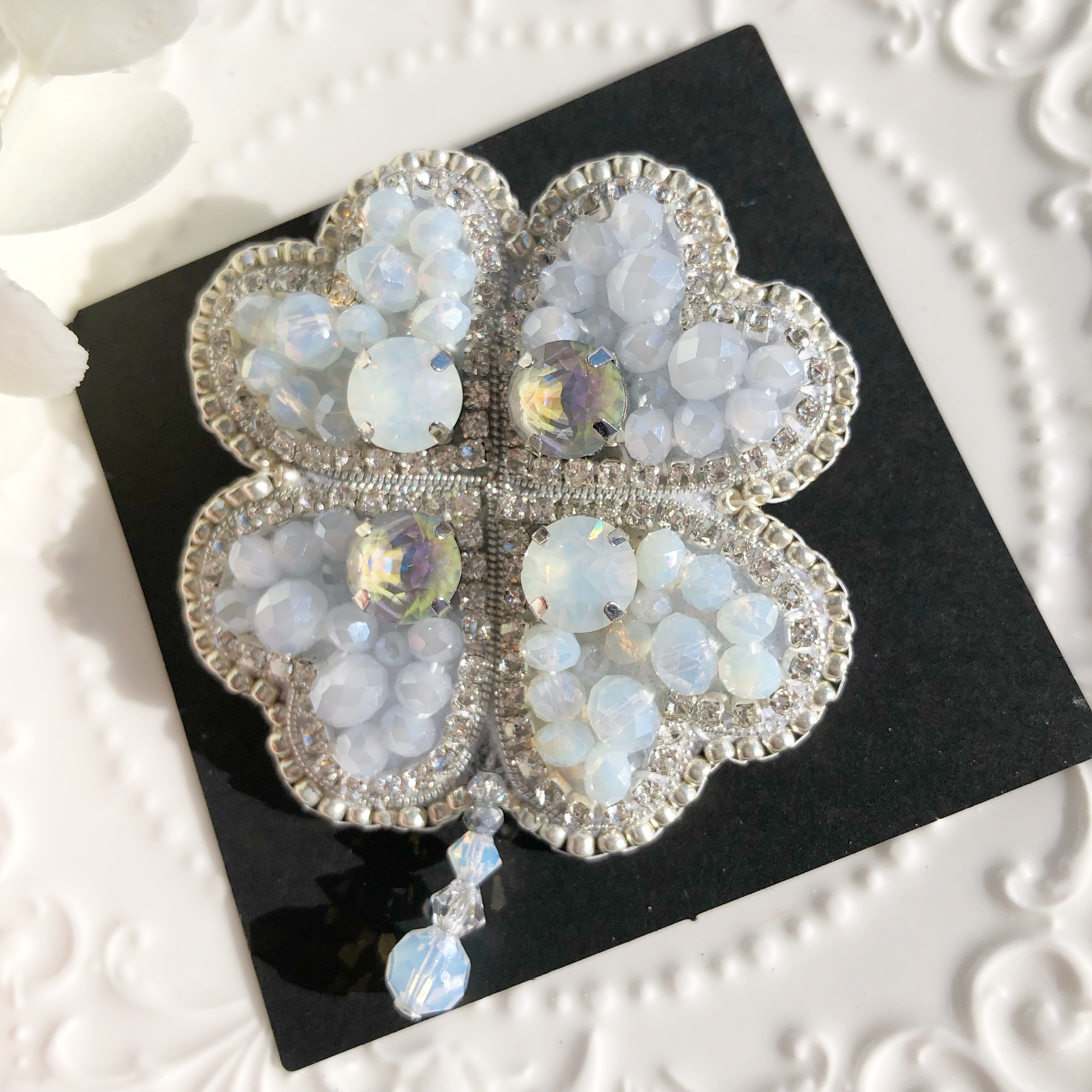 ビーズ刺繍 大人ホワイト 四つ葉のクローバーブローチ ブローチ