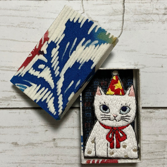 手刺繍オリジナルブローチ＊パーティーが始まる 2枚目の画像