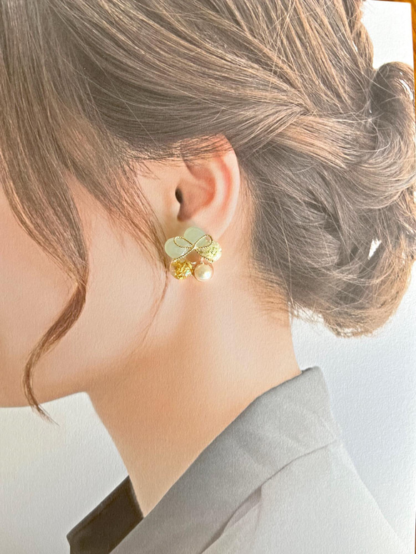 フラワーリースの耳飾り　落ち着いたシアーミントグリーンがかわいい♡　淡水パールと金箔、ドライフラワーと共に　ワイヤーリボ 3枚目の画像