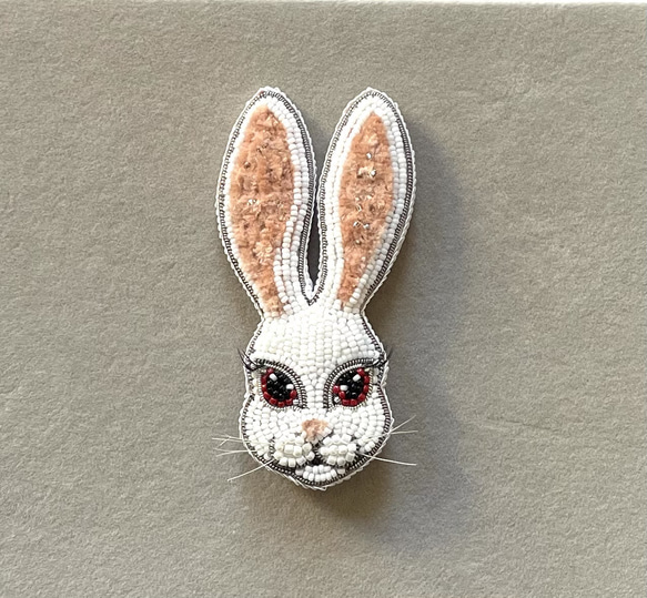 ビーズ刺繍のブローチ　-妖艶なうさぎさん- rabbit 3枚目の画像