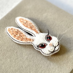 ビーズ刺繍のブローチ　-妖艶なうさぎさん- rabbit 5枚目の画像