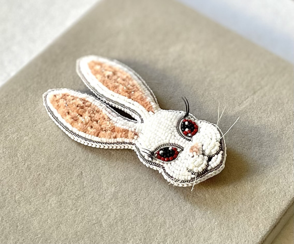 ビーズ刺繍のブローチ　-妖艶なうさぎさん- rabbit 5枚目の画像