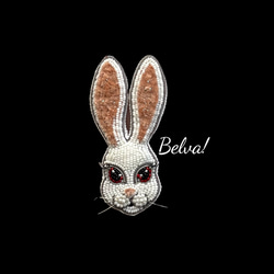 ビーズ刺繍のブローチ　-妖艶なうさぎさん- rabbit 2枚目の画像