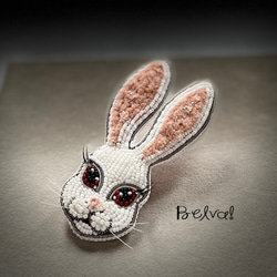 ビーズ刺繍のブローチ　-妖艶なうさぎさん- rabbit 1枚目の画像