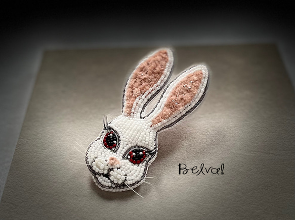 ビーズ刺繍のブローチ　-妖艶なうさぎさん- rabbit 1枚目の画像