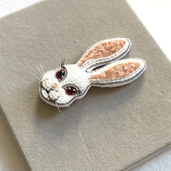 ビーズ刺繍のブローチ　-妖艶なうさぎさん- rabbit 4枚目の画像