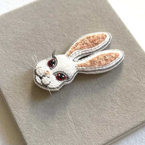 ビーズ刺繍のブローチ -妖艶なうさぎさん- rabbit ブローチ