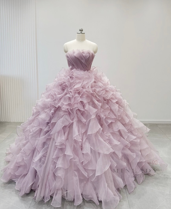 くすみピンク　花びら　ウェディングドレス　カラーウェディングドレス 1枚目の画像