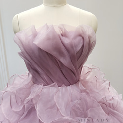 くすみピンク　花びら　ウェディングドレス　カラーウェディングドレス 3枚目の画像