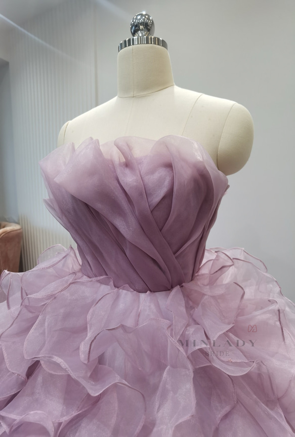 くすみピンク　花びら　ウェディングドレス　カラーウェディングドレス 4枚目の画像