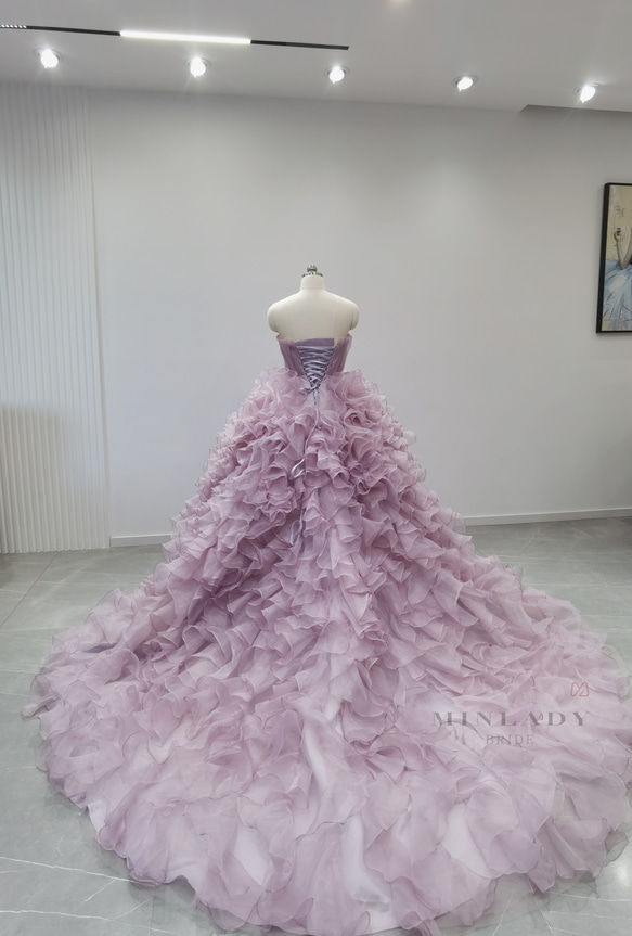 くすみピンク　花びら　ウェディングドレス　カラーウェディングドレス 5枚目の画像