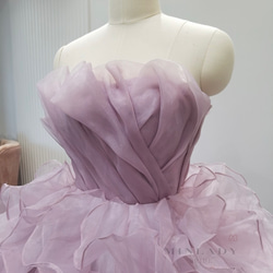 くすみピンク　花びら　ウェディングドレス　カラーウェディングドレス 2枚目の画像