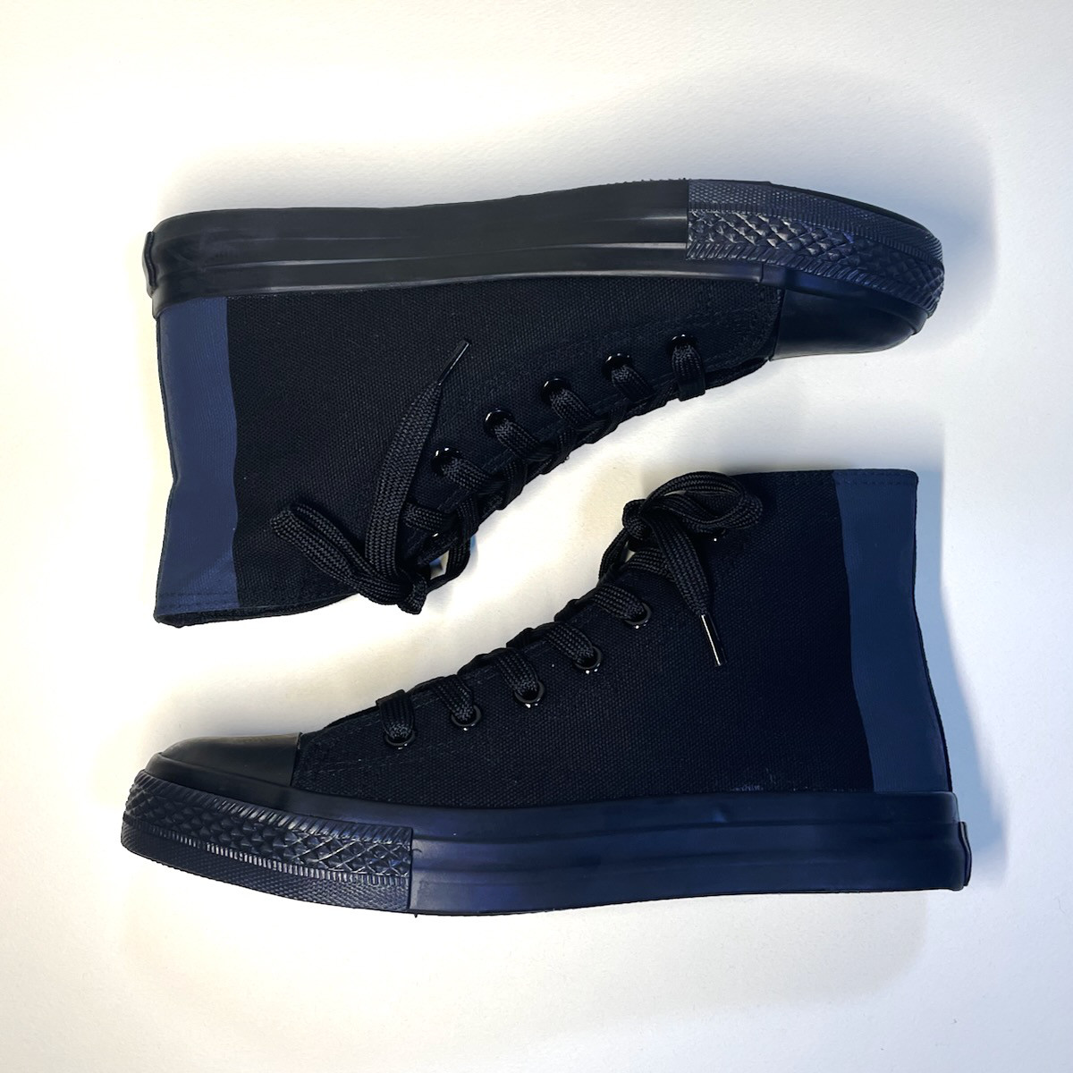 ◆BLACK x MATT BLACK◆ 2トーンハイカットスニーカー (22.0cm〜24.5cm) 4,494円