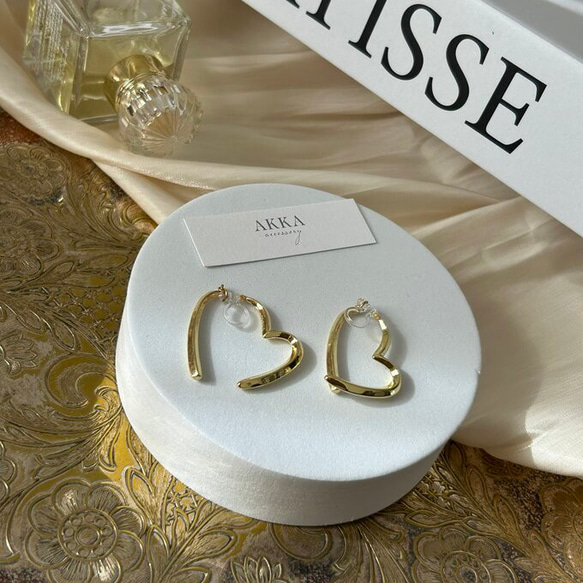 Heart hoop earrings ハートフープイヤリング　樹脂イヤリング　樹脂ピアス　金属アレルギー対応　シンプル 2枚目の画像