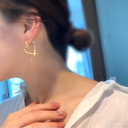 Heart hoop earrings ハートフープイヤリング　樹脂イヤリング　樹脂ピアス　金属アレルギー対応　シンプル 5枚目の画像