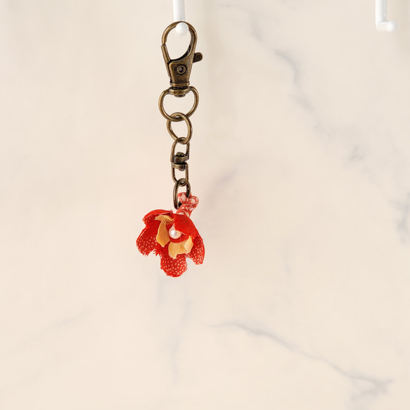 正絹&パールビーズ  赤い和風布花のキーホルダー 10枚目の画像