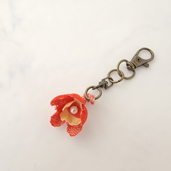 正絹&パールビーズ  赤い和風布花のキーホルダー 4枚目の画像