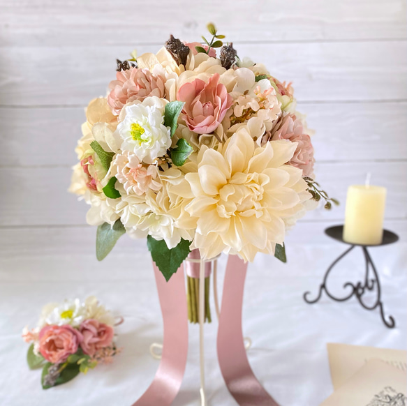 ダリアとラナンキュラスのクラッチブーケ ブートニアセット