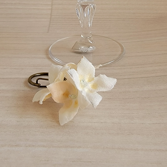 正絹布花キーホルダー    紫陽花　清楚に白く 4枚目の画像