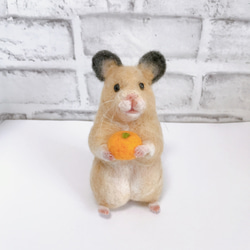 みかんを持つキンクマハムスター 羊毛フェルトマスコット 羊毛フェルト