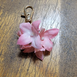 花のキーホルダー    あじさいピンク　 正絹布花ゆらゆら　 7枚目の画像