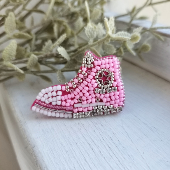ピンクのスニーカー*ビーズ刺繍ブローチ 4枚目の画像