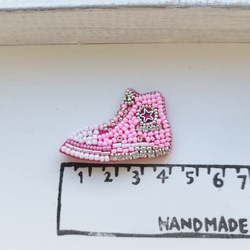 ピンクのスニーカー*ビーズ刺繍ブローチ 6枚目の画像