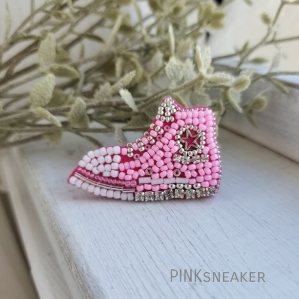 ピンクのスニーカー*ビーズ刺繍ブローチ 1枚目の画像