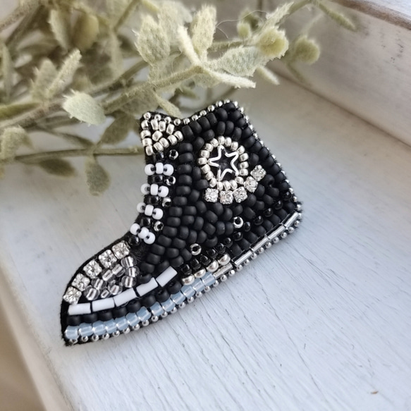 黒のスニーカー*ビーズ刺繍ブローチ 5枚目の画像