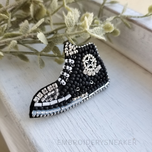 黒のスニーカー*ビーズ刺繍ブローチ 1枚目の画像