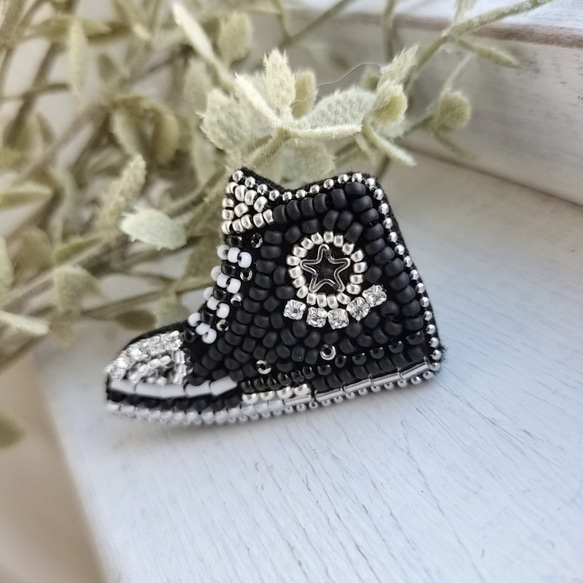 黒のスニーカー*ビーズ刺繍ブローチ 4枚目の画像