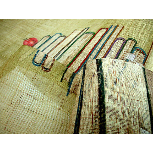 麻暖簾（積み上げた洋書の上のリンゴ）（黄緑色・茶色）