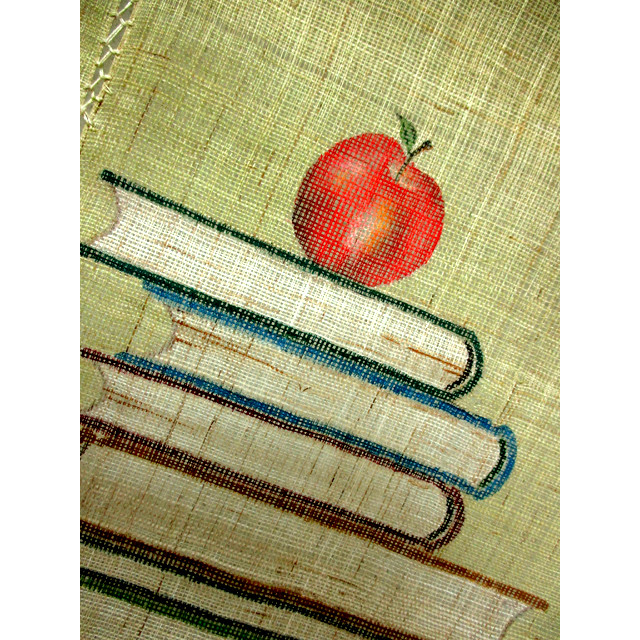 麻暖簾（積み上げた洋書の上のリンゴ）（黄緑色・茶色）