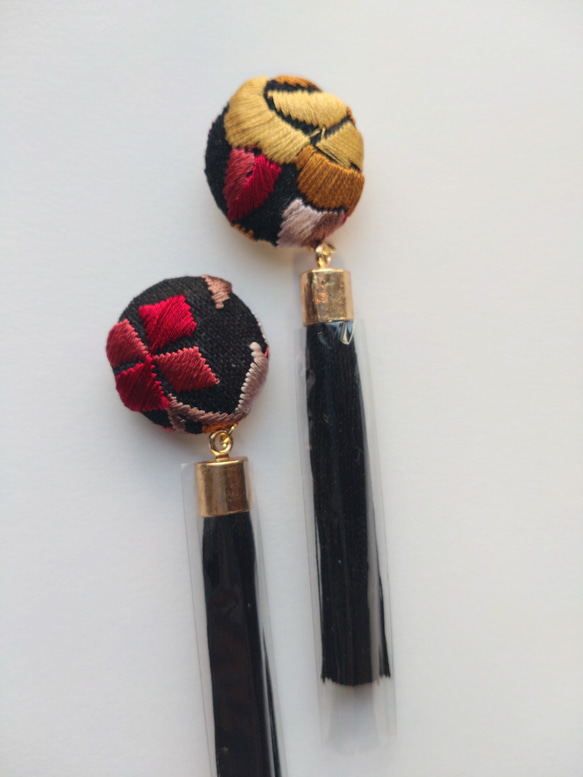 赤黒 インド刺繍リボンの耳飾り 2枚目の画像
