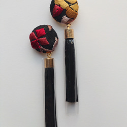 赤黒 インド刺繍リボンの耳飾り 3枚目の画像