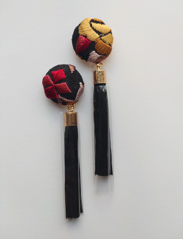 赤黒 インド刺繍リボンの耳飾り 3枚目の画像