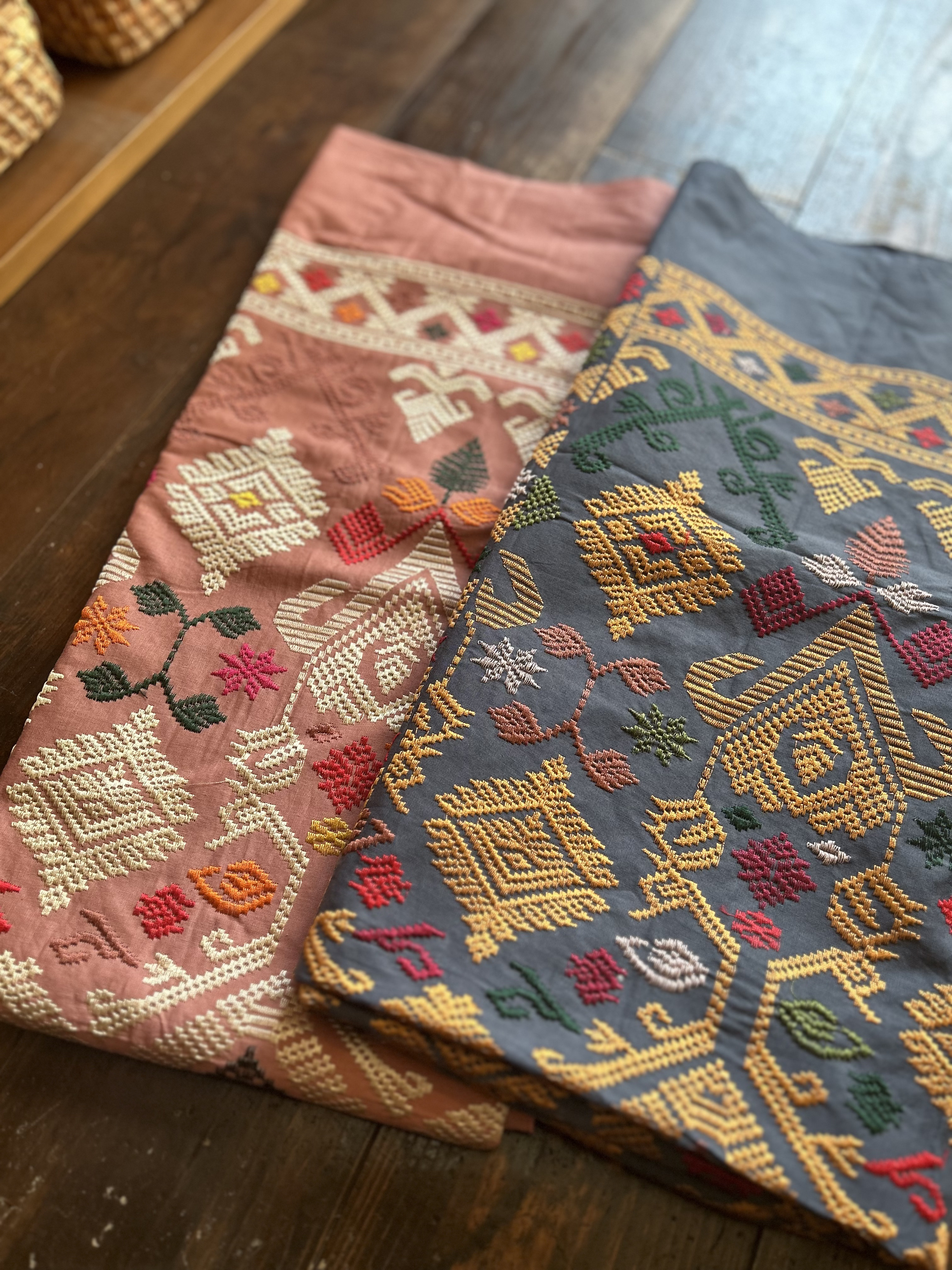 バリ島近くの小さい島ロンボク島で手紡ぎ糸　天然染料で手織りされた布です。