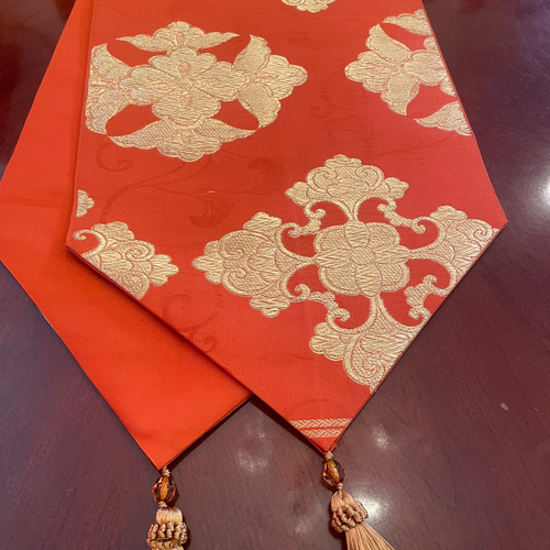 テーブルランナー(高級正絹袋帯リメイク)タッセル付き 2425豪華刺繍の袋帯リメイクタッセル付き正絹テーブルランナー