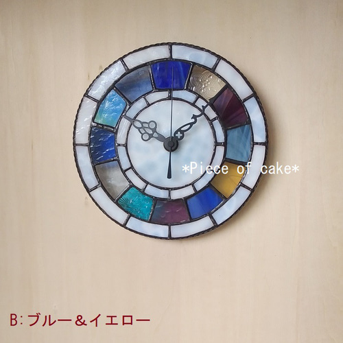 ステンドグラスの掛け(電波)時計＜シンプル12 回毎色変り