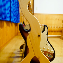 【オーダー品】手作り木工　ギタースタンド （ツートーン）キャスター、転倒防止ベルト 4枚目の画像