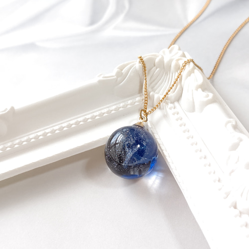 冬の新作＊夜空に舞い降る雪と雲と電線の球体レジンのネックレス