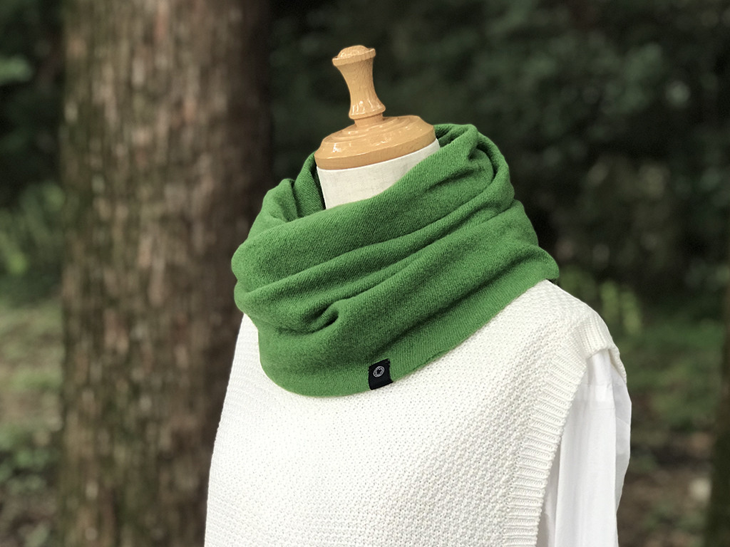 温度を纏う。純カシミヤねじりスヌード［Basic Design］グリーン
