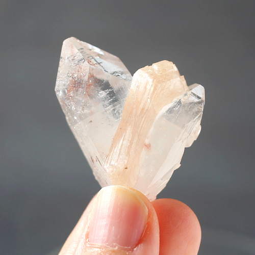 水晶とフローライトの共生！手のひらピッタリサイズの可愛い原石！