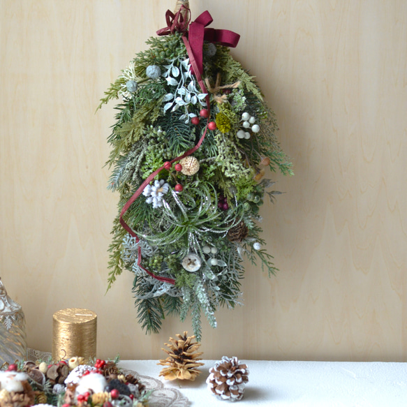 クリスマススワッグ・針葉樹のグリーンスワッグ・ワインカラーのリボンがシックな雰囲気・大きめエレガントに聖夜を飾る 3枚目の画像