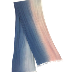 知多木綿2重ガーゼ大判ストール草木染め  藍と茜のグラデーション  ジェンダーレスに装う 4枚目の画像