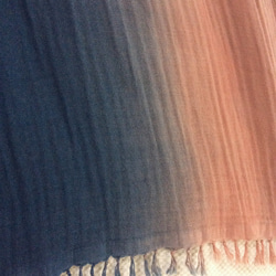 知多木綿2重ガーゼ大判ストール草木染め  藍と茜のグラデーション  ジェンダーレスに装う 5枚目の画像