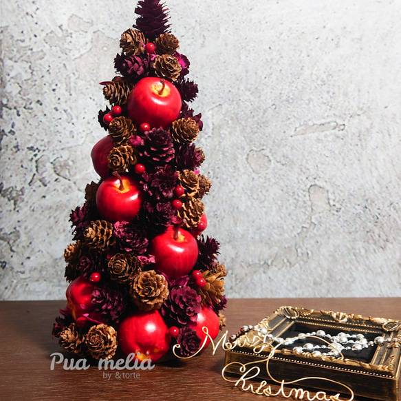 りんご と たっぷり 木の実 の ピラミーデ ｜ クリスマス　ツリーアレンジ　赤色　プレゼント　オールシーズン 1枚目の画像