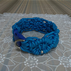マリンブルーのマクラメ編みの首輪　小型犬用(内周２２ｃｍ)　メタルビーズがポイントに 5枚目の画像