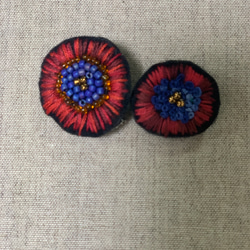 ビーズと刺繍の赤い花ブローチ 5枚目の画像