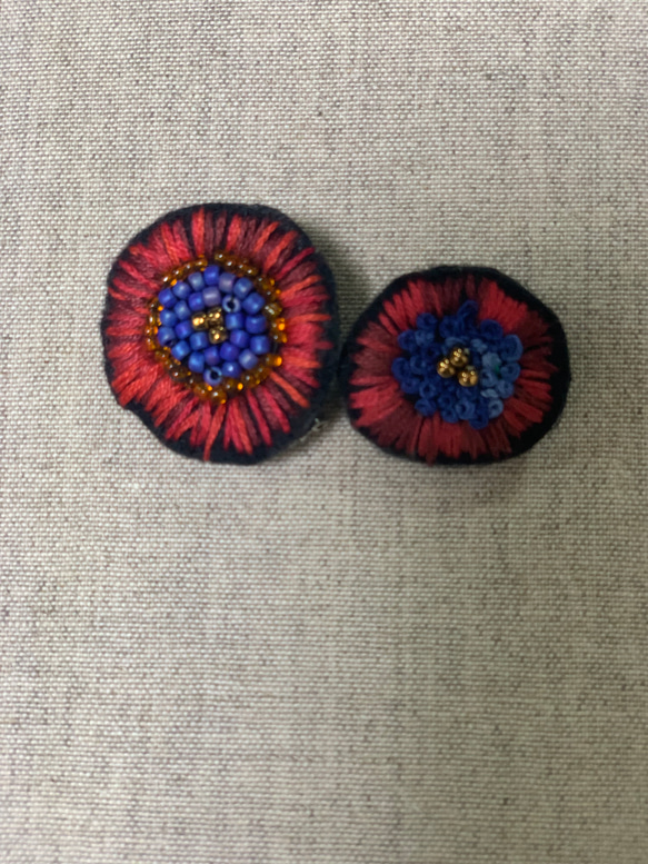 ビーズと刺繍の赤い花ブローチ 5枚目の画像